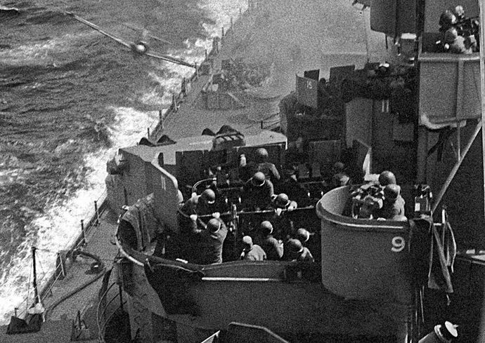 800px-USS_Missouri_Zero_Kamikaze
