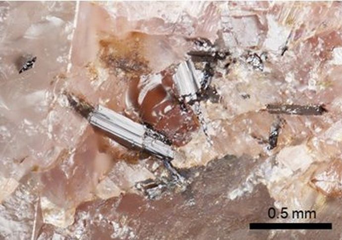 群馬県の鉱山でレアアースを含む日本産新鉱物4種を発見…山口大学！