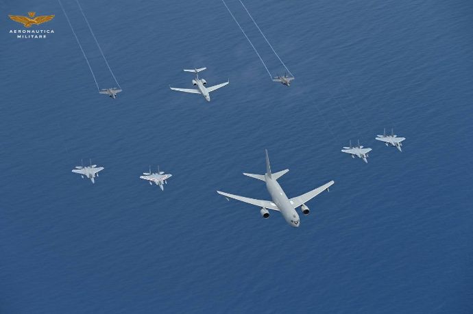 航空総隊、小松基地において日伊共同訓練を実施…イタリア空軍のF-35Aと空自F-15が編隊飛行！