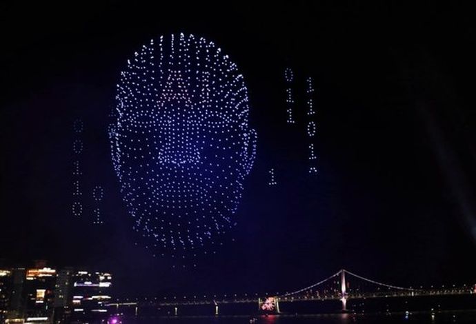 釜山ドローンショーでドローン2機が観覧客の上に墜落…1500機を大規模な公演を披露中！