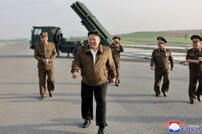 北朝鮮が新型多連装ロケット砲配備へ、金正恩総書記が試射視察…韓国ソウル首都圏への攻撃を想定！