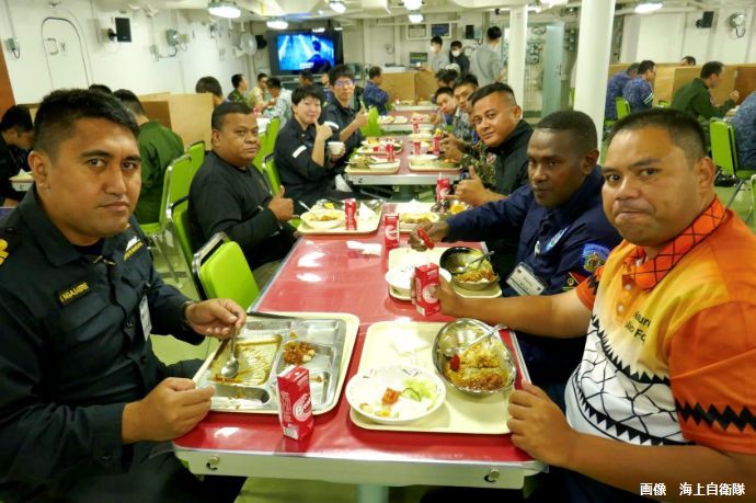 伝統の海上自衛隊カレーのお味は？…護衛艦「いずも」でASEAN、太平洋島嶼国などに対する乗艦協力プログラム！