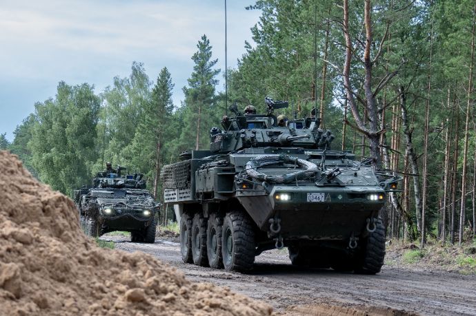 カナダ陸軍司令官マイケル・ライト中将が、ロイヤル・カナディアン連隊第2大隊を視察！