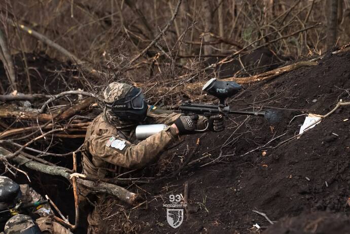 ウクライナ軍訓練部隊、ペイント銃を使用しての歩兵戦闘訓練を実施！
