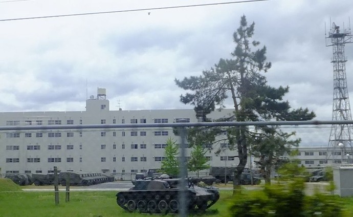 「重たかったから」陸自隊員がゴミを不法投棄、演習場で訓練中に埋めるも野生動物が掘り起こし発覚…米子駐屯地！