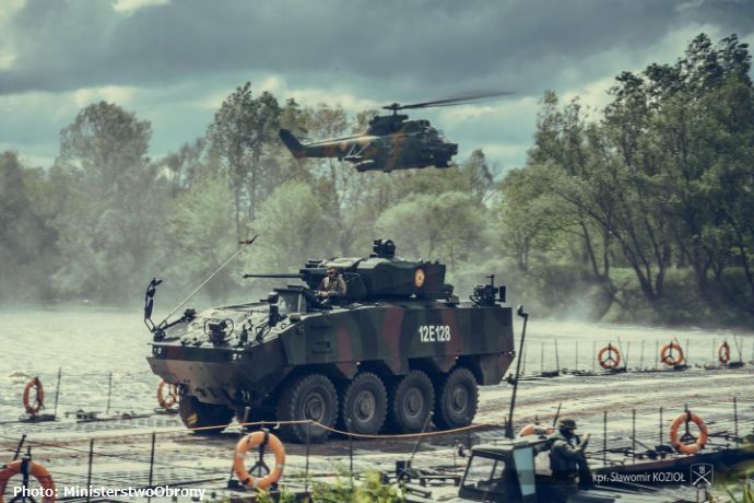 ポーランド陸軍第18機械化師団、ヘリコプターの上空援護下で装甲部隊を迅速に対岸に進軍！