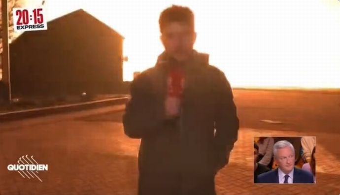 フランスのTV生放送中、レポーターの背後でロシアのミサイルが着弾し大爆発！