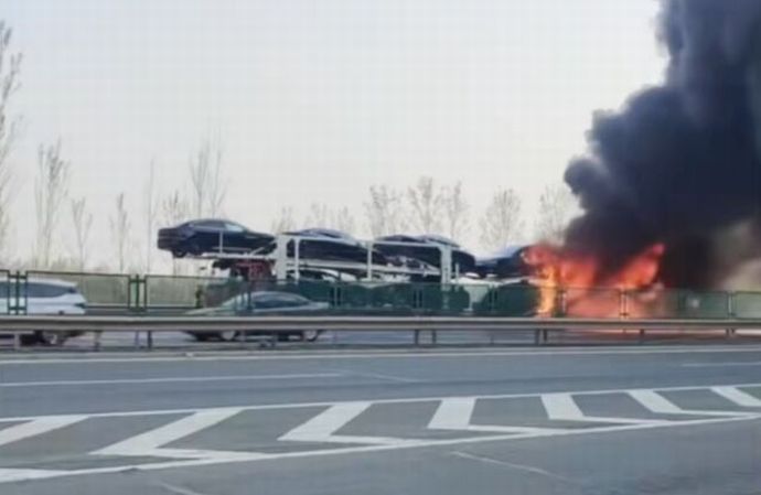 中国河北省で「輸送中のBYD車が炎上」…運搬中のトレーラー上で自然発火！