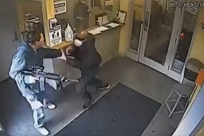 AR-15自動小銃を持った犯人を素手で取り押さえた警備員が凄すぎる…ニューヨーク州郊外！