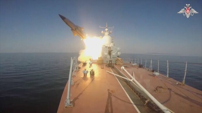 ロシア海軍のミサイル艇が日本海に対艦巡航ミサイル「モスキート」2発を発射…100キロ先の敵艦を想定した目標に命中！
