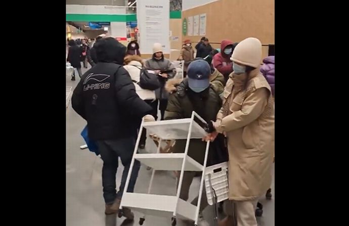 中国IKEAハルビン店、閉店セールで客が殺到…家具の争奪戦に！