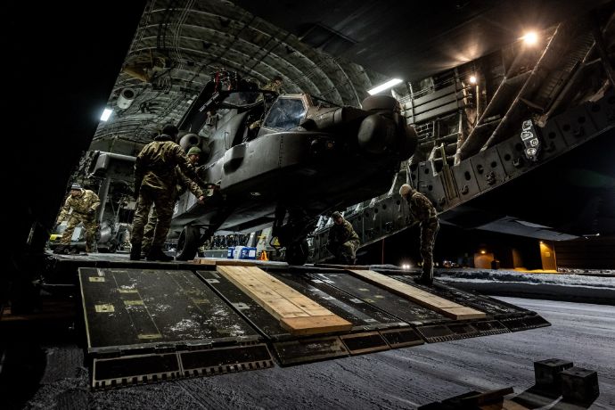イギリス空軍、ノルウェー空軍基地にAH-64アパッチ攻撃ヘリをC-17大型輸送機で空輸！