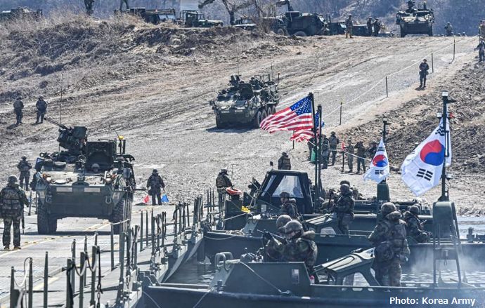 凍結した河で米韓共同の仮設浮橋設置訓練を実施…ストライカー戦闘車部隊を対岸へ！