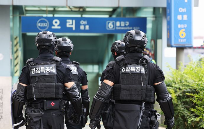 ソウル警察に「凶器持った不審者」通報…駆け付けると男の腰に日本の「仮面ライダー」ベルト！