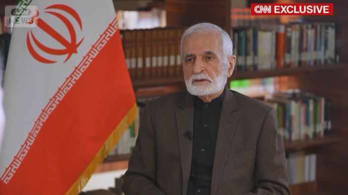 イラン外交政策顧問カマル・ハラジ氏が空爆で負傷、米副大統領との協議も統括…妻は死亡！