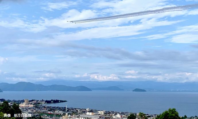 空自「ブルーインパルス」が琵琶湖上空でアクロバット飛行、11万人歓声…滋賀・高島の駐屯地創立記念フェス！