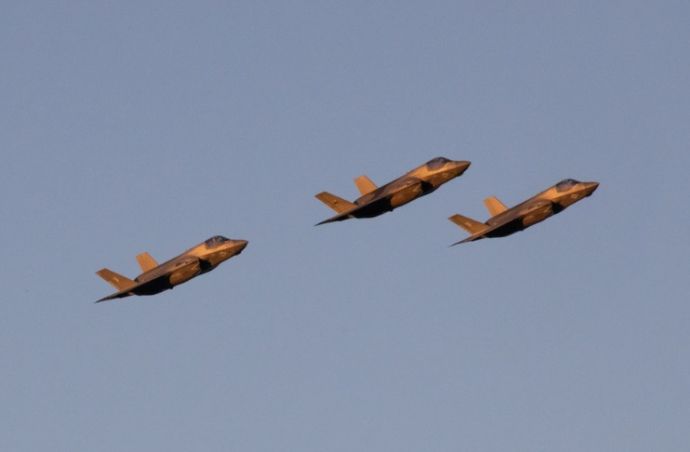 米海兵隊のF-35BライトニングII戦闘機が強襲揚陸艦「アメリカ 」をフライオーバー！