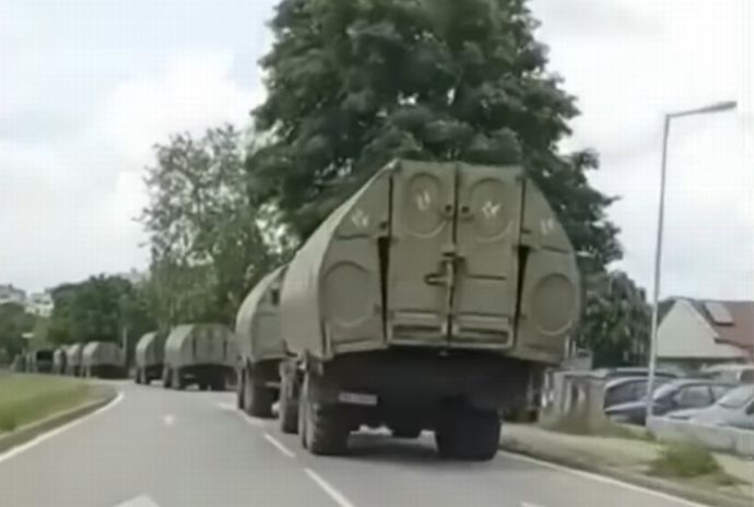 ブルガリアから移動するウクライナ軍架橋工兵部隊の車列！