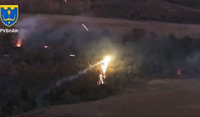 ウクライナ軍のテルミットドローン、夜自分自身が照明になって撃墜される！