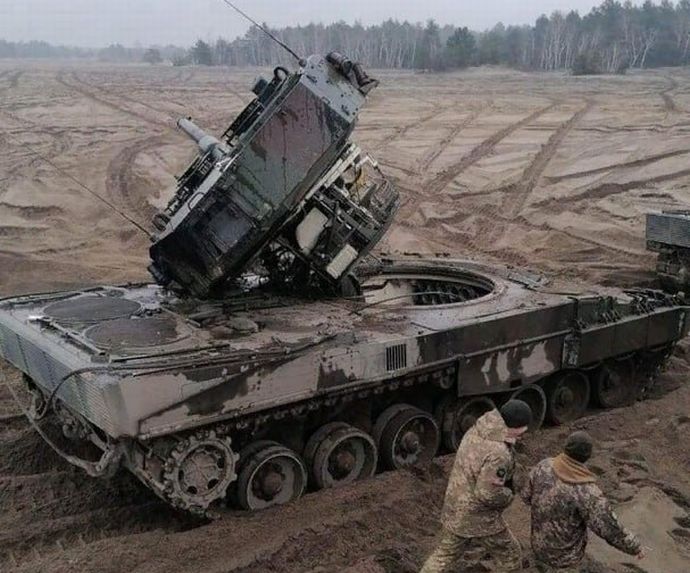ウクライナ軍、訓練中にレオパルド2A4戦車ぶっ壊したっぽいな！