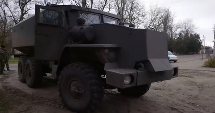 装甲を強化したロシア軍のトラック「ウラル4320」！
