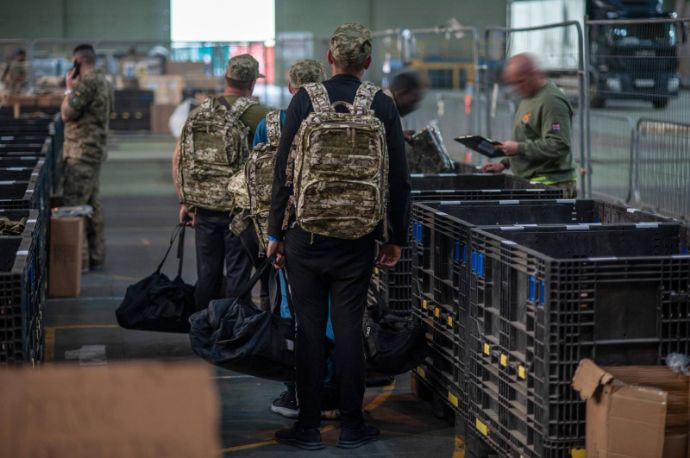 英国に到着したウクライナ軍兵士に衣服や装備を提供するロジスティクス・センター！