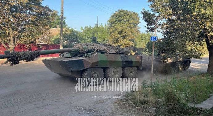 ロシア軍に鹵獲されたフランスのAMX-10RC装輪装甲戦闘車…モスクワに向け輸送！