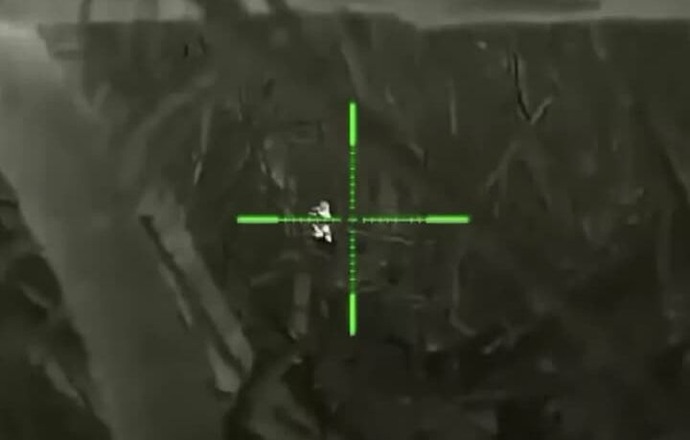ロシア兵に狙われた味方兵士を救った、ウクライナ軍スナイパーの正確な狙撃…「凄技」映像が話題に！