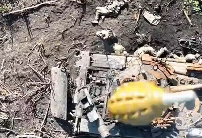 ドローン2機の擲弾投下でロシア軍兵士を殲滅…ウクライナ軍第30独立機械化旅団！