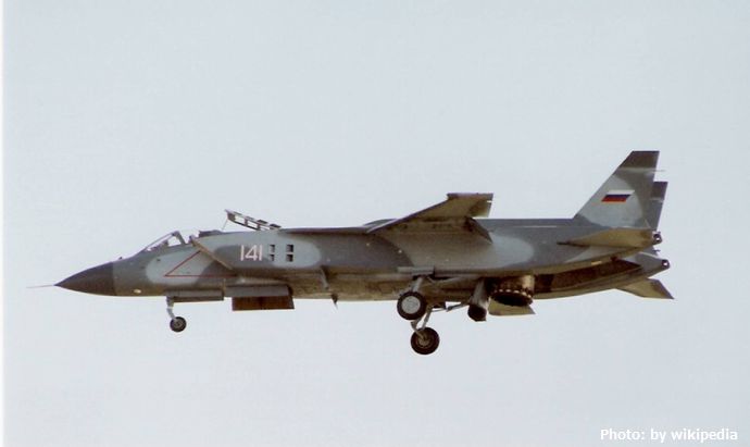 Yakovlev_Yak-141_at_1992_Farnborough_Airshow_(2)