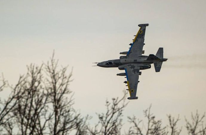 ウクライナ空軍のSu-25攻撃機の撃墜映像…ロシア軍戦闘機の空対空ミサイルR-37の可能性！