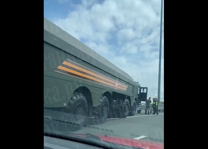 ロシア軍の「9K720 イスカンデル」がモスクワの高速道路で衝突事故！