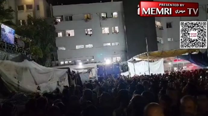 ハマス本部だとする病院の野外に大型モニター設置し、イスラエル軍戦車の撃破動画を鑑賞！