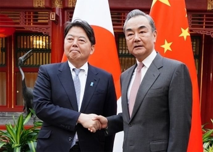 「親中派」懸念の林官房長官に新証言「中国の脅威を公式文書の原案から削除していた」！