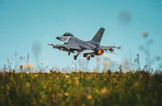 ウクライナ軍のF-16戦闘機の重要な電子妨害装置を遠隔操作で遮断！