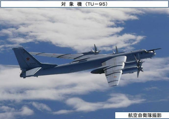 ロシアのTu-22長距離戦略爆撃機2機が日本海を飛行…Su-35戦闘機などが護衛！