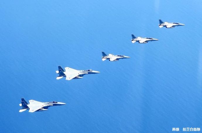 航空自衛隊のF-15J戦闘機とフィリピン空軍のFA-50PH戦闘機が編隊飛行！