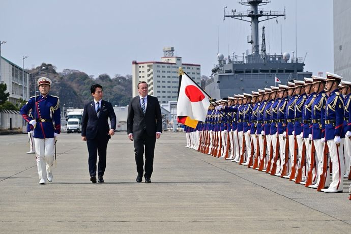 自衛隊の儀仗隊vs青いトラック…小泉防衛大臣に西濃運輸がまさかの対抗！