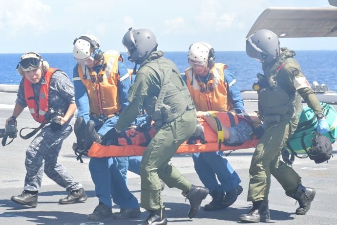 韓国海軍艦艇で発生した傷病者を、海自艦艇に後送し日米医療チームで処置…日米韓共同訓練！