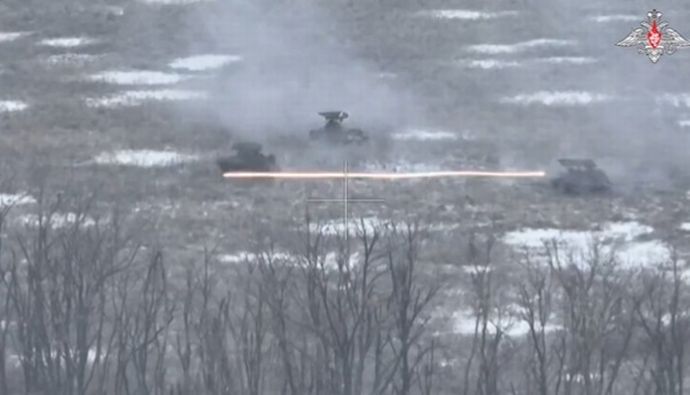 ロシア空挺降下部隊のBMD-2戦闘車がチャソフ・ヤル郊外にあるウクライナ軍拠点を襲撃！