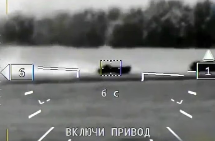 ロシア軍Ka-52攻撃ヘリが誤って味方の装甲車を攻撃する映像…ウクライナの越境攻撃」で大混乱中！