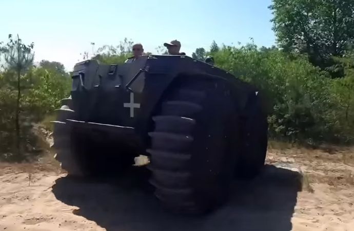 ウクライナで国産全地形万能車「ボーガン」の走行テストを実施…レズニコフ国防相が試乗！