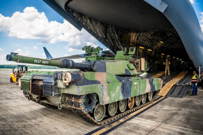 米空軍のC-17グローブマスターII輸送機にM1A2エイブラムス主力戦車を積み込み！
