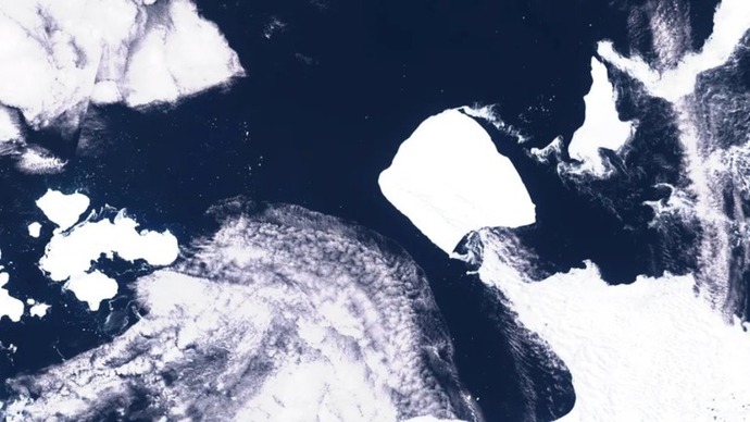 世界最大の氷山「A23a」が移動、縮小して海底から外れる…面積はロンドンの2倍以上！