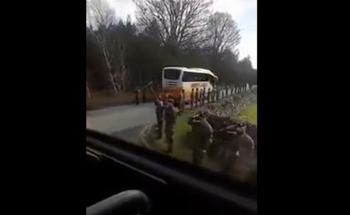 これは胸を打つな、訓練を終え最前線に戻るウクライナ兵に敬礼で見送るイギリス兵！