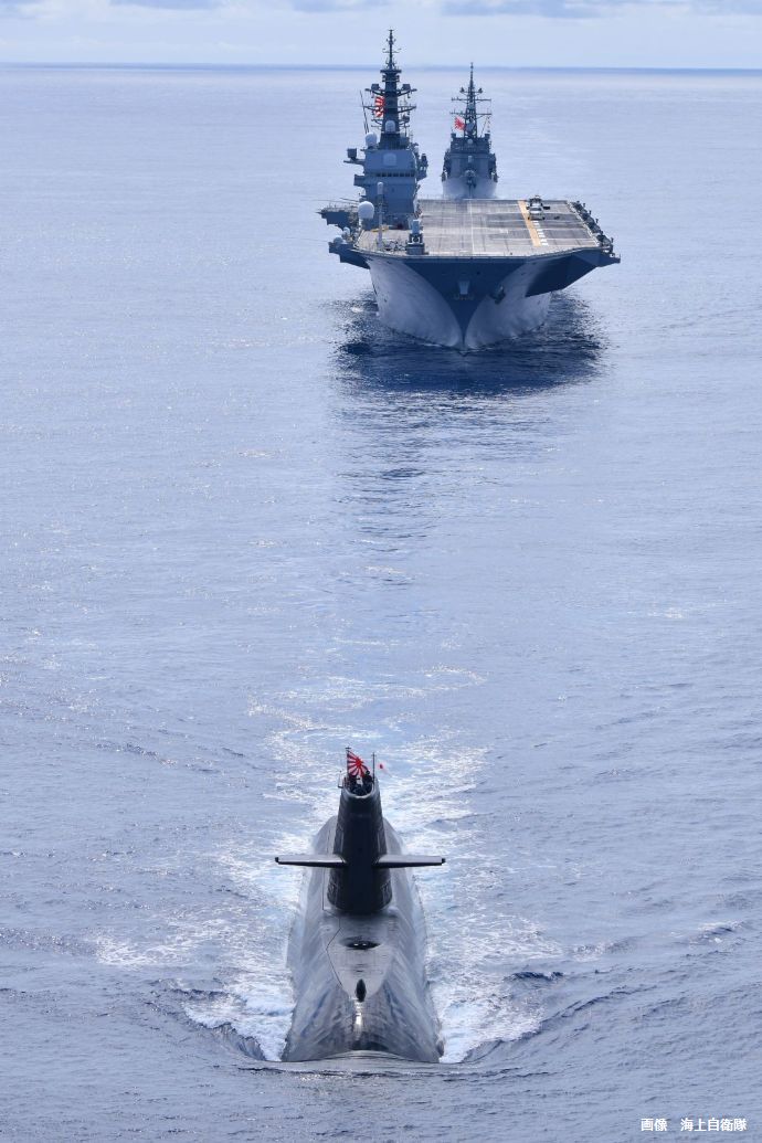 海自第1水上部隊「いずも」「さみだれ」及び潜水艦部隊、南シナ海において対潜訓練を実施！