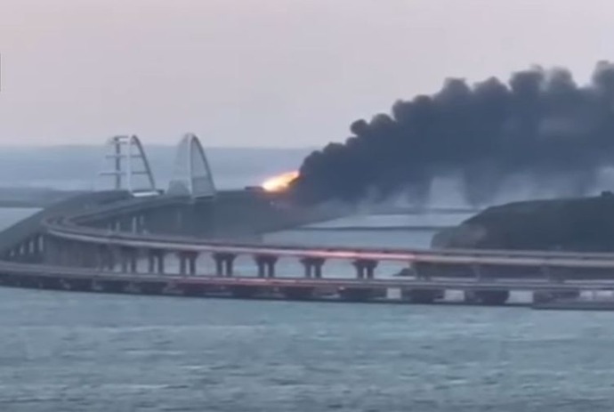クリミア大橋の爆発は「始まり」にすぎない…ウクライナ大統領府顧問 : 軍事・ミリタリー速報☆彡