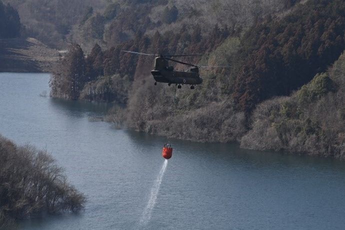 群馬県、上野村で山林火災で自衛隊に災害派遣を要請…CH-47ヘリが空中消火活動！