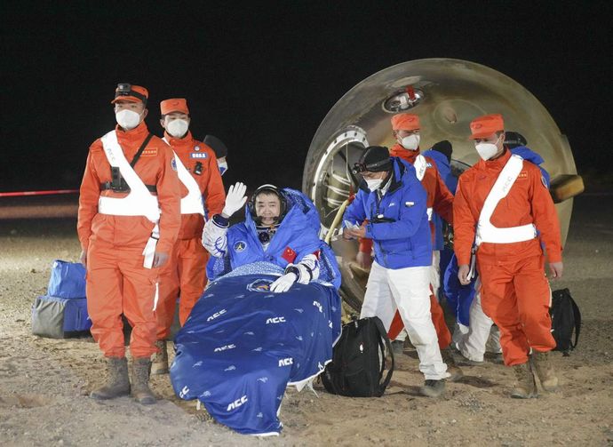 中国宇宙ステーションから「天宮」から乗組員3人が帰還…半年間の任務を交代！