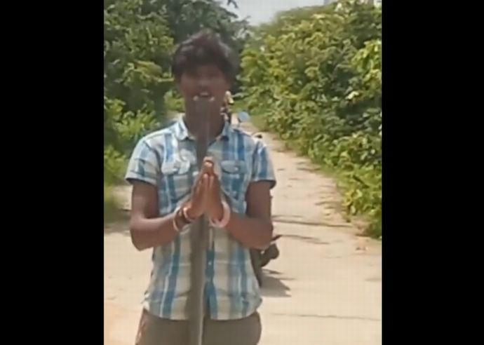 口にくわえた猛毒コブラに噛まれ、20歳のインド人男性が死亡…SNSへの投稿目的で！